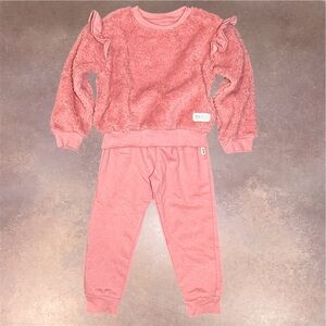 DKNY Girls 2 Pc Pink Sherpa Pullover Jogger Set Ruffle Shoulder 4T NWT